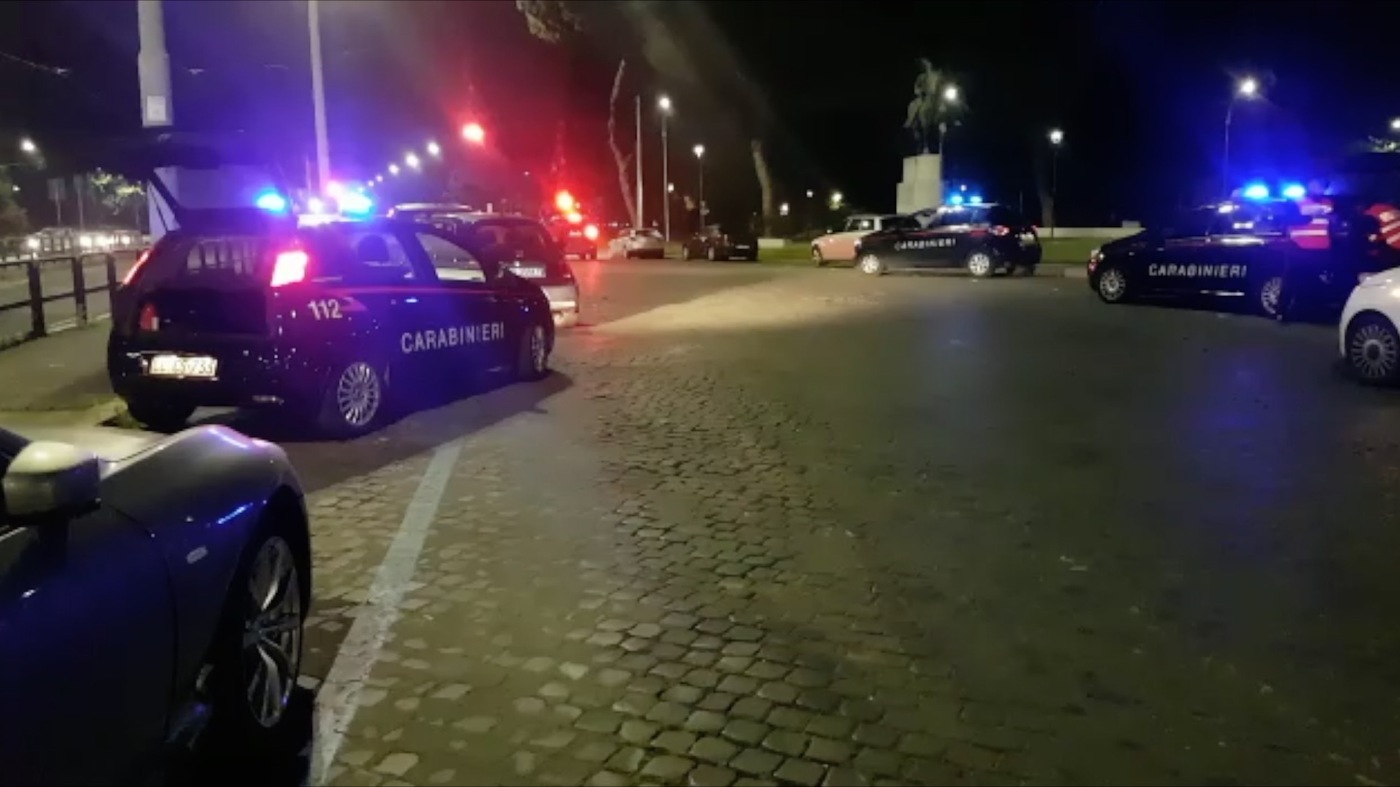 Rimini, accoltella passanti e viene ucciso: indagato carabiniere