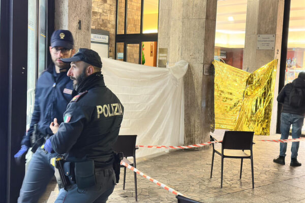 Addetto alla sicurezza ucciso a coltellate in pieno centro a Bergamo