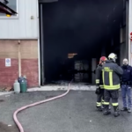 Milano, vasto incendio in un magazzino di viale Sarca: in fiamme anche macchinari
