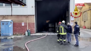 Milano, vasto incendio in un magazzino di viale Sarca: in fiamme anche macchinari