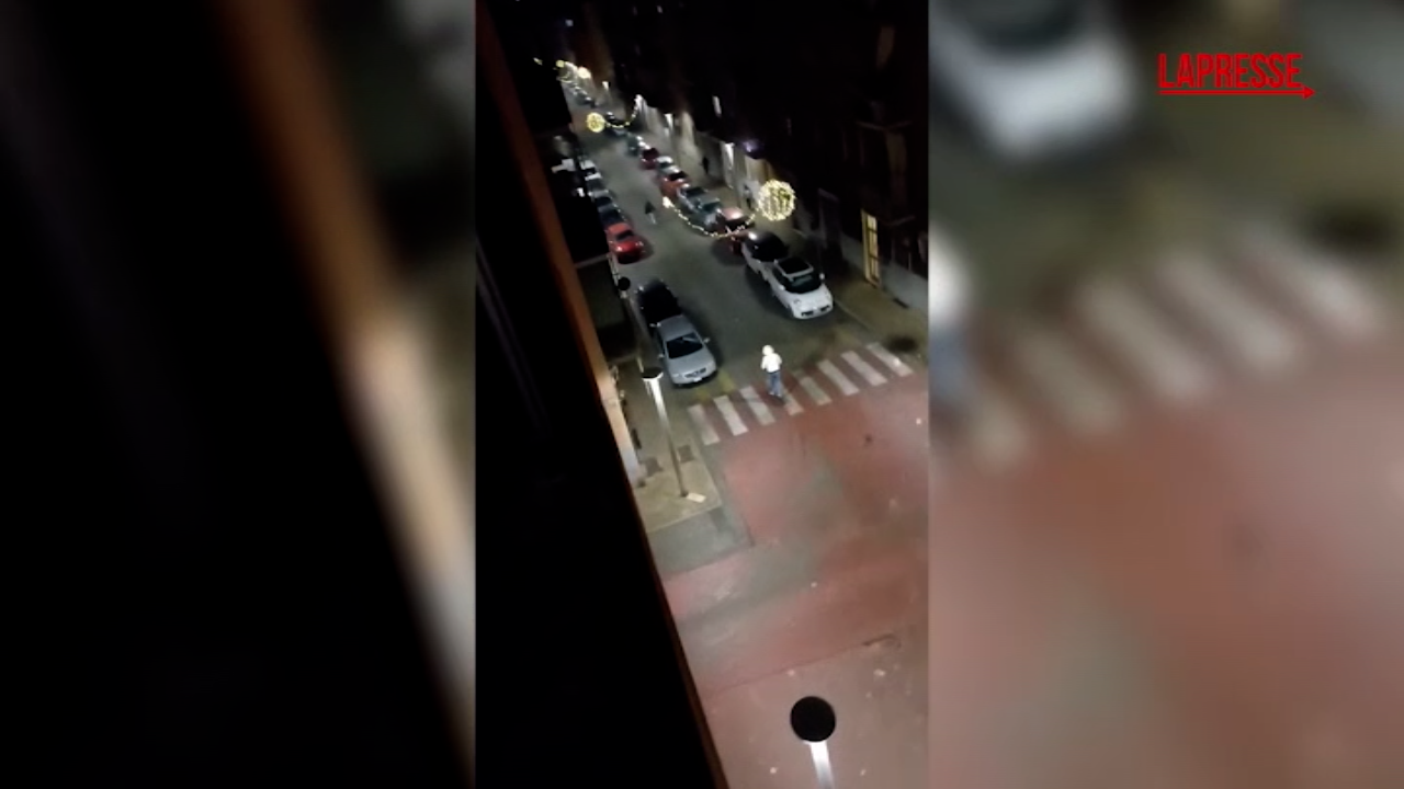 Milano, auto danneggiate a San Giuliano Milanese: in un video i vandali in azione