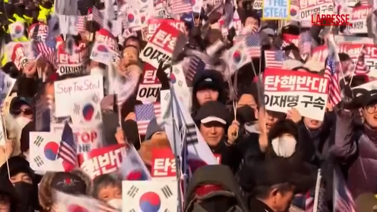 Corea del Sud, manifestazione a Seul pro Yoon: scontri con la polizia