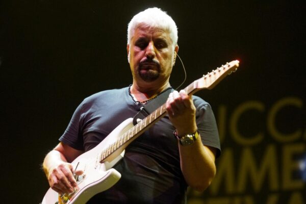 Dieci anni senza Pino Daniele, ma la sua musica è eterna: Napoli e l’Italia lo ricordano così