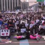 Corea del Sud, in migliaia in piazza a Seul per chiedere l’immediato arresto di Yoon