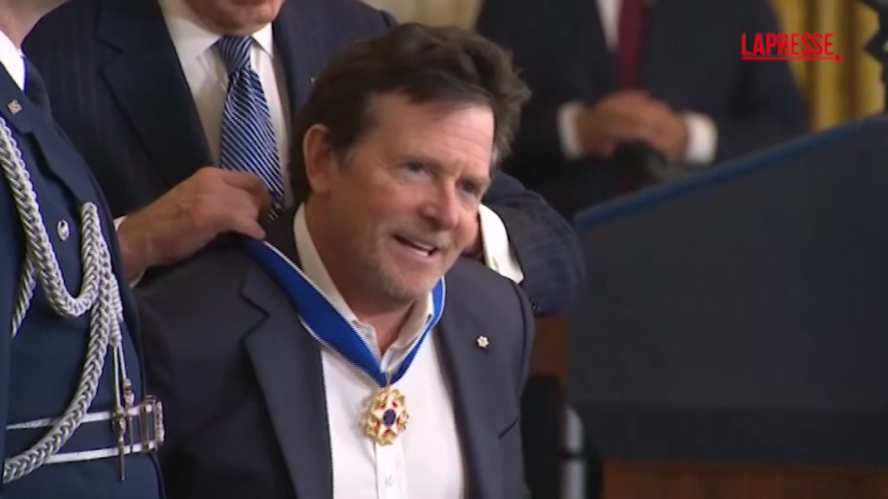 Usa, Michael J. Fox riceve la Medal of Freedom da Joe Biden