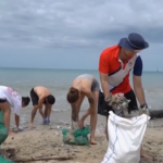 Bali, turisti e volontari ripuliscono dai rifiuti la famosa spiaggia di Jimbaran