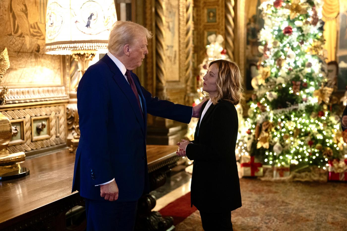 Meloni da Trump a Mar-a-Lago: “Bella serata, pronti a lavorare insieme”