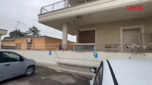 Roma, bomba esplode a casa di pregiudicato: palazzina semidistrutta