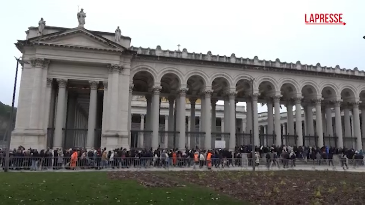 Giubileo, pellegrini alla Basilica di San Paolo per l’apertura ultima porta santa