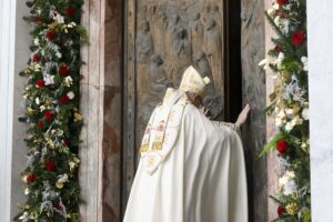 Giubileo 2025, aperta la Porta Santa a San Paolo fuori le Mura