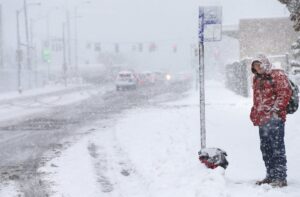 Regno Unito, chiuse piste aeroporti Manchester, Liverpool e Leeds per neve