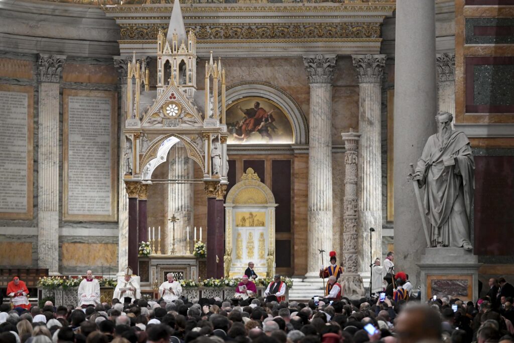 Giubileo 2025, aperta la Porta Santa a San Paolo fuori le Mura