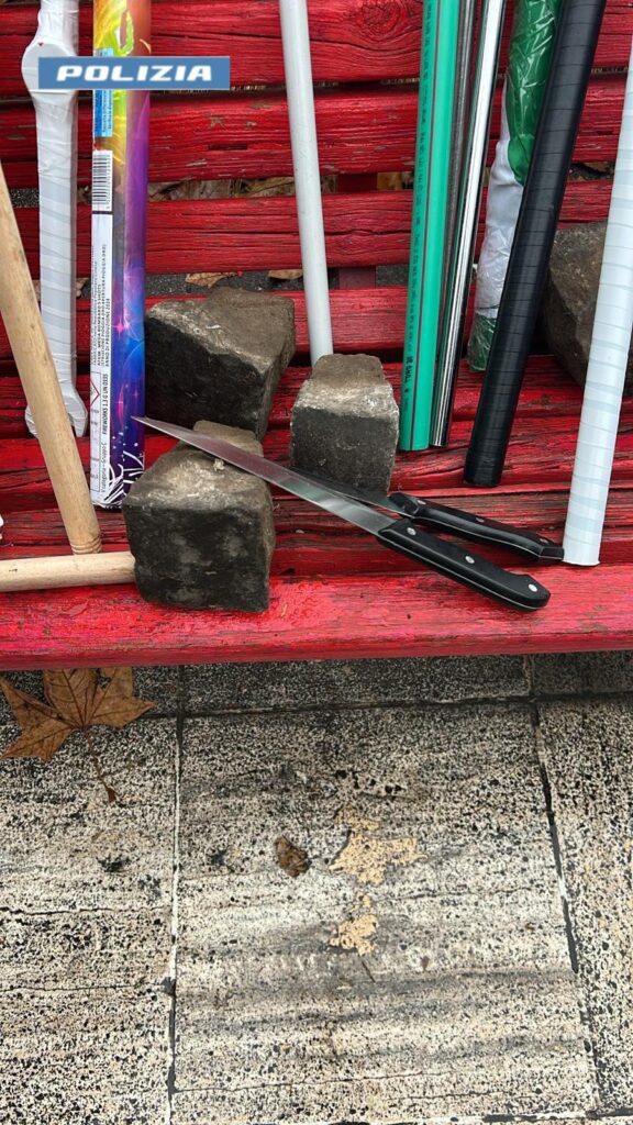 Galleria foto 'Roma-Lazio, sequestrate armi e bombe carte prima del derby. Polizia usa idranti' - foto 10