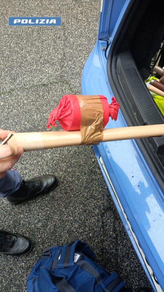 Galleria foto 'Roma-Lazio, sequestrate armi e bombe carte prima del derby. Polizia usa idranti' - foto 5