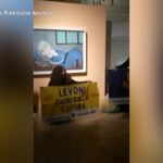 Mantova, attivisti imbrattano il quadro di Picasso con del letame