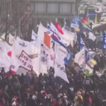 Corea del Sud, centinaia di manifestanti chiedono l’arresto del presidente destituito Yoon Suk Yeol