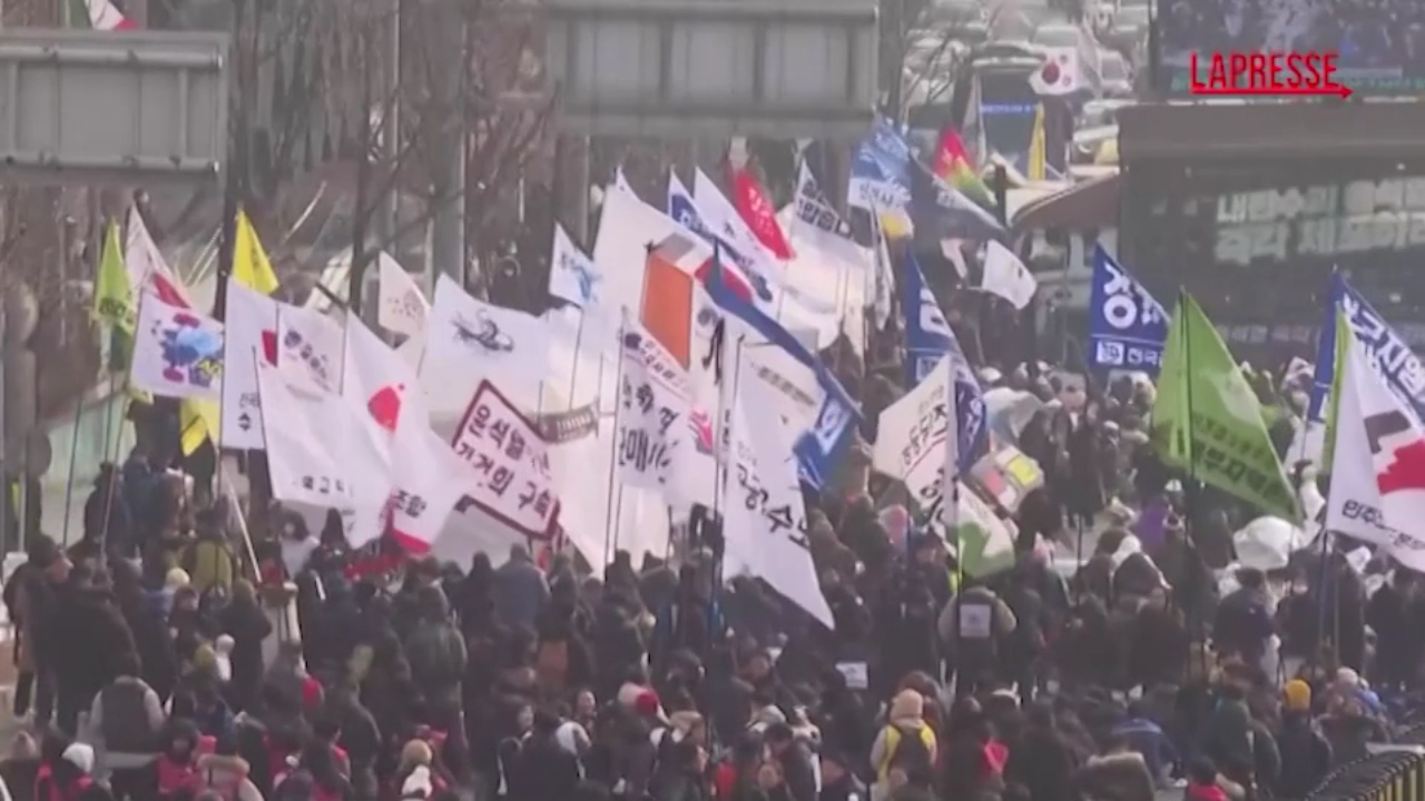 Corea del Sud, centinaia di manifestanti chiedono l’arresto del presidente destituito Yoon Suk Yeol