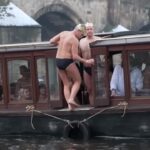 Repubblica Ceca, a Praga un gruppo di persone si è tuffato nelle acque gelide del fiume Moldava