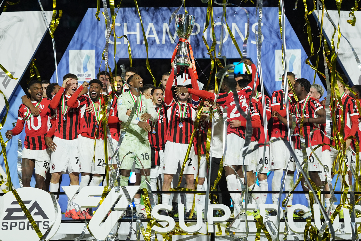 Inter-Milan 2-3, rimonta rossonera: la Supercoppa Italiana è del Diavolo