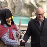 Roma, la Befana atterra in una Piazza Navona stracolma di bambini