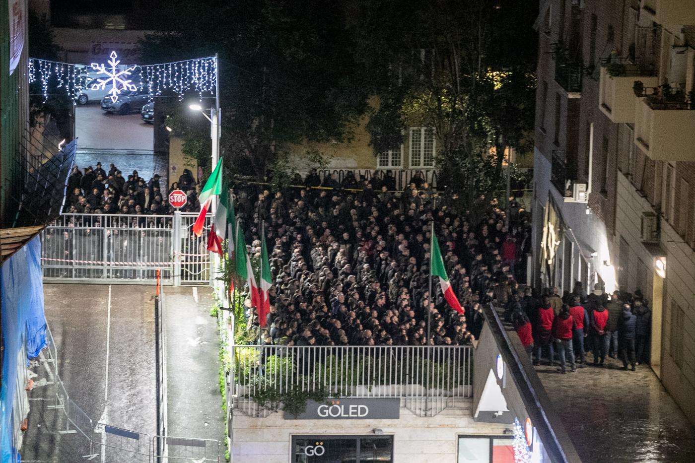 Acca Larentia, saluti romani alla commemorazione: un migliaio i partecipanti