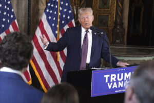 Il presidente eletto Donald Trump in conferenza stampa da Mar-a-Lago a Palm Beach