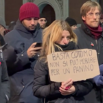 Milano, rabbia al presidio per rider investito: “Morto per un panino”