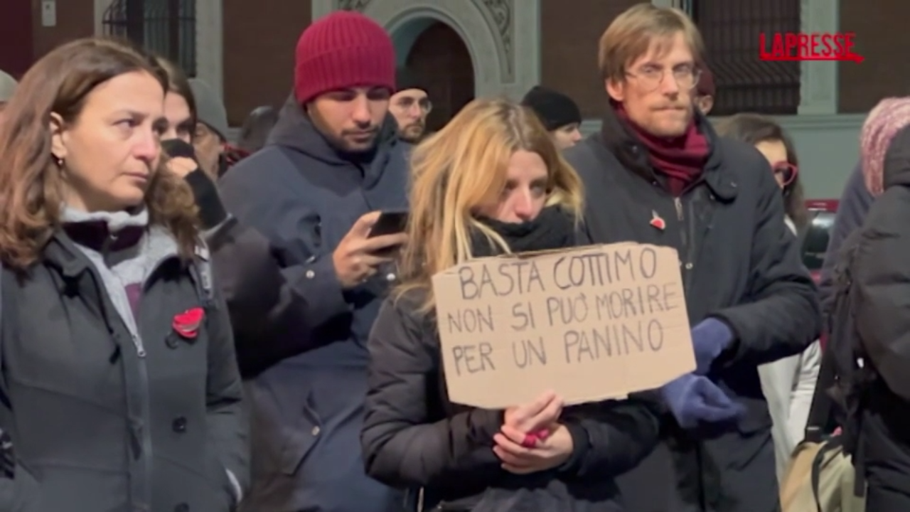 Milano, rabbia al presidio per rider investito: “Morto per un panino”