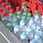Ue, bottiglie di plastica da gennaio 2025 devono contenere il 25% di materiale riciclato