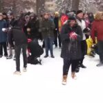 Usa, forte nevicata a Washington: nel parco è battaglia di palle di neve