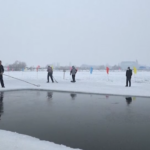 Cina, nuotatori dilettanti si tuffano nel fiume ghiacciato