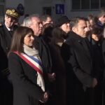 Charlie Hebdo, Macron depone una corona di fiori a 10 anni dalla strage