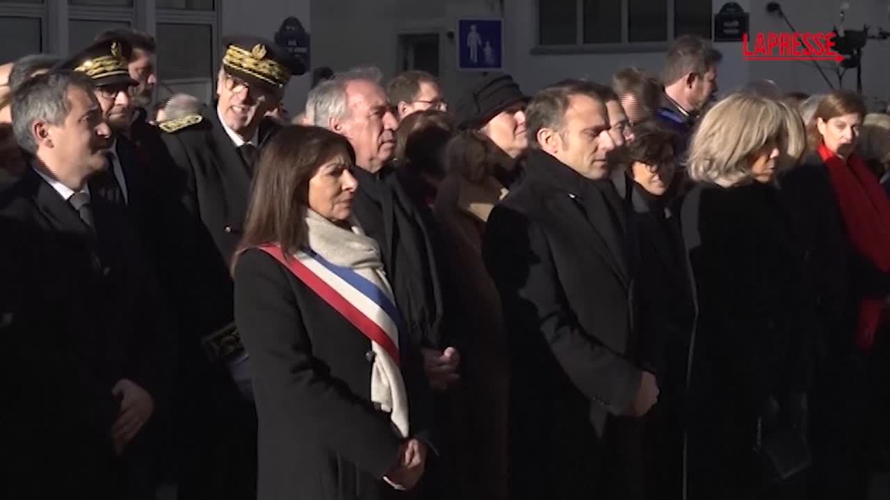 Charlie Hebdo, Macron depone una corona di fiori a 10 anni dalla strage