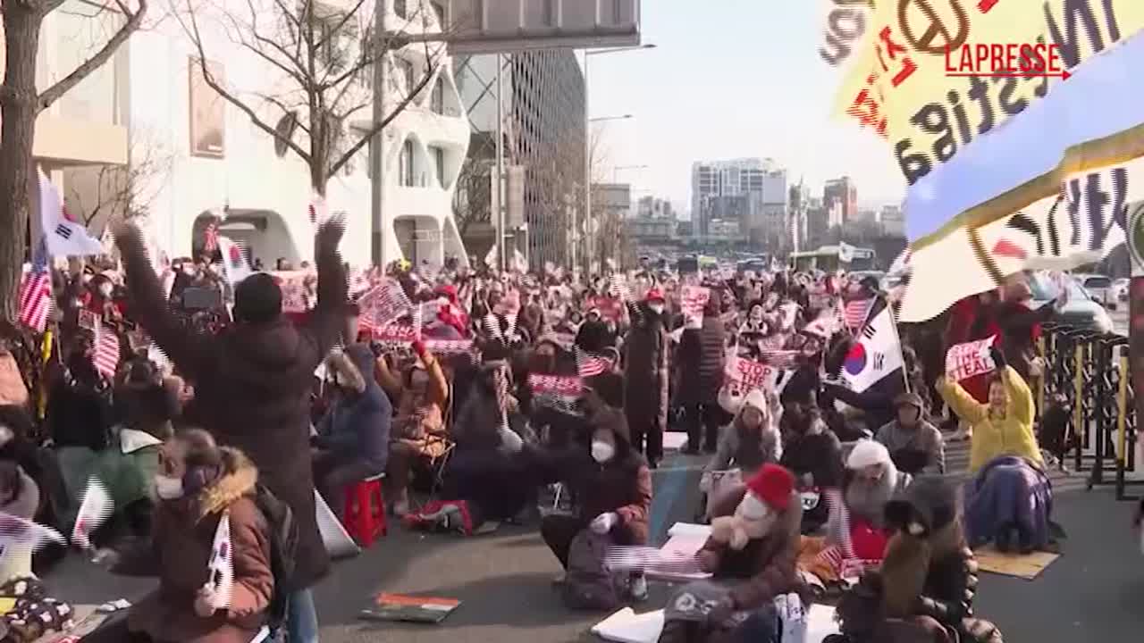 Sud Corea, proteste vicino alla residenza del presidente Yoon