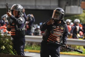 Violenti scontri in Venezuela dopo la contestata elezione di Maduro