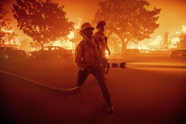 Vasti incendi nella zona di Pacific Palisades vicino a Los Angeles