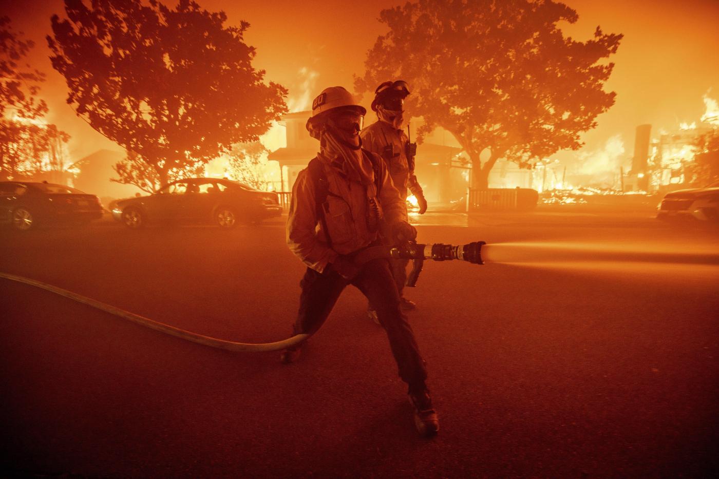 Usa, incendio a Los Angeles: dichiarato lo stato d’emergenza