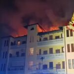 Milano, incendio in un palazzo a Corsico: le immagini del rogo