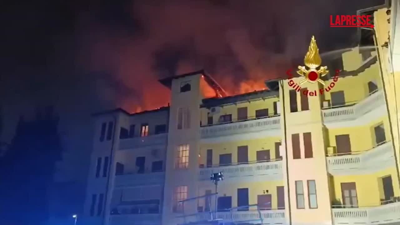 Milano, incendio in un palazzo a Corsico: le immagini del rogo