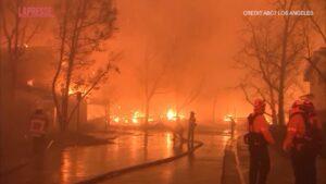 California, incendio a Los Angeles: case a fuoco ad Altadena