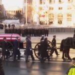Jimmy Carter, la salma trainata da un cavallo: la processione a Washington