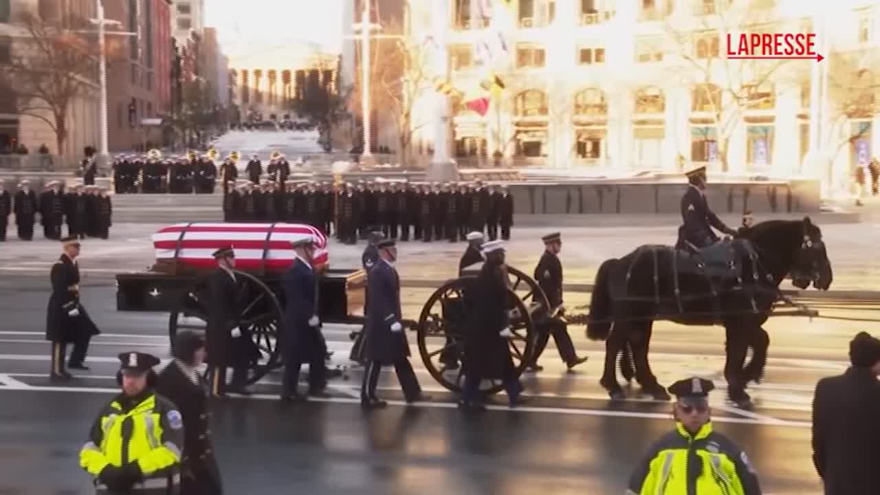 Jimmy Carter, la salma trainata da un cavallo: la processione a Washington