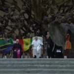 Vaticano, acrobati e giocolieri si esibiscono per Papa Francesco