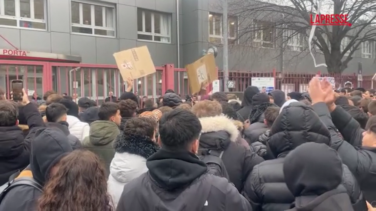 Scuola, protesta all’alberghiero Carlo Porta di Milano: “No all’aumento del contributo volontario”