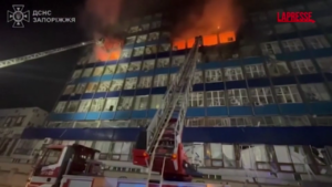 Ucraina, raid russo su Zaporizhzhia: vittime e palazzi in fiamme