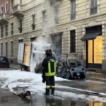 Milano, a fuoco un camioncino Esselunga in via Spartaco