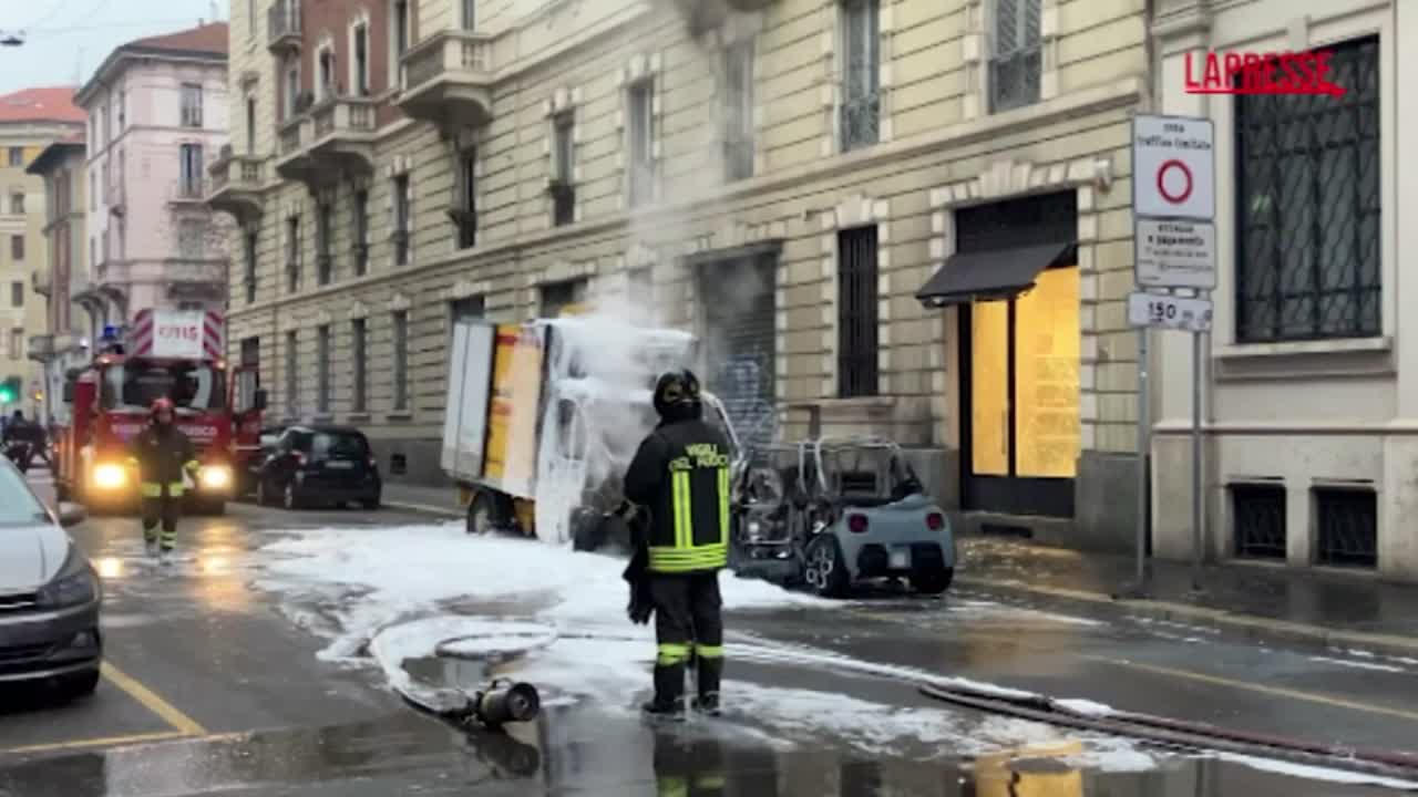 Milano, a fuoco un camioncino Esselunga in via Spartaco