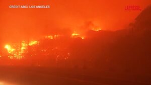 Incendio Los Angeles, bruciano le case a Pacific Palisades