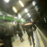 Milano, in metropolitana i carabinieri salvano dal suicidio una 14enne