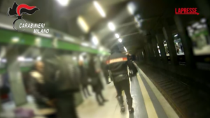 Milano, in metropolitana i carabinieri salvano dal suicidio una 14enne